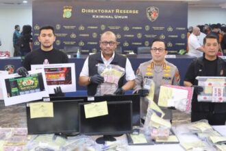 Polisi menunjukkan barang bukti terkait kasus judi online. Foto: Polda Metro Jaya