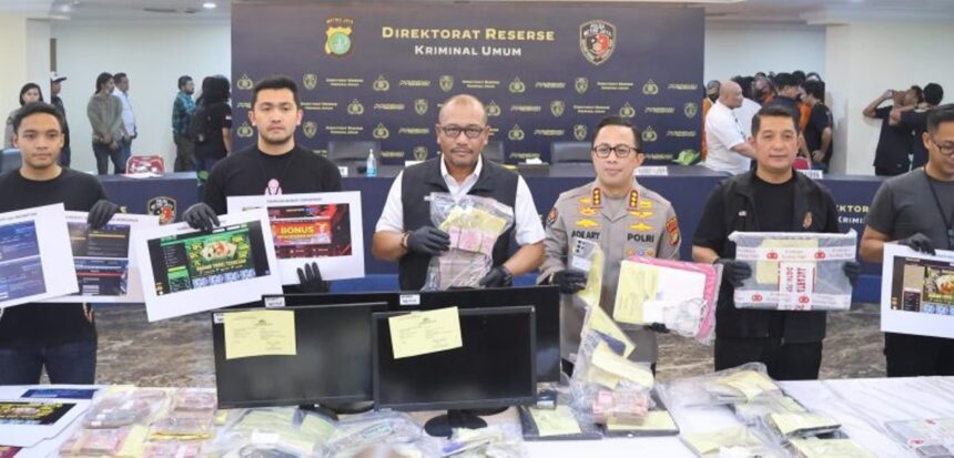 Polisi menunjukkan barang bukti terkait kasus judi online. Foto: Polda Metro Jaya