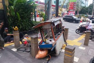 Foto: Kecelakaan Pengendara CBR Tabrak Pedagang Lontong Sayur (dok TMC Polda Metro)