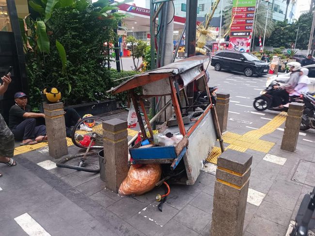 Foto: Kecelakaan Pengendara CBR Tabrak Pedagang Lontong Sayur (dok TMC Polda Metro)