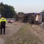 Kecelakaan bus terguling di Tol Jombang Km 688.400, tepatnya Desa Kedunglosari, Kecamatan Tembelang, Kabupaten Jombang, Jumat (16/8/2024). (Foto: iNews)