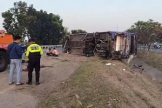 Kecelakaan bus terguling di Tol Jombang Km 688.400, tepatnya Desa Kedunglosari, Kecamatan Tembelang, Kabupaten Jombang, Jumat (16/8/2024). (Foto: iNews)