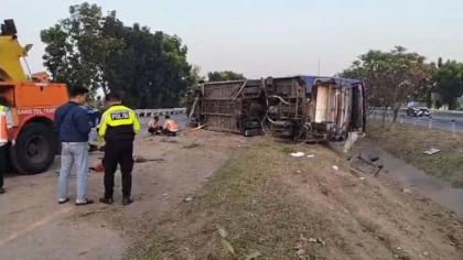 Kecelakaan bus terguling di Tol Jombang Km 688.400, tepatnya Desa Kedunglosari, Kecamatan Tembelang, Kabupaten Jombang, Jumat (16/8/2024). (Foto: iNews)