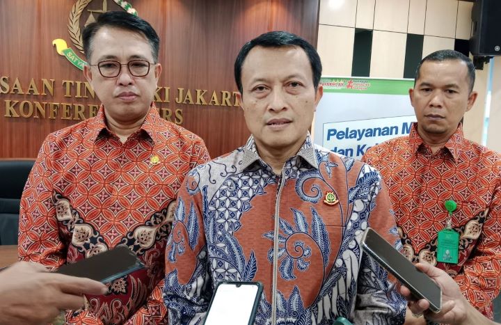 Kepala Badan Pendidikan dan Pelatihan Kejaksaan RI yang juga Kepala Kejaksaan Tinggi DKI Jakarta, Rudi Margono (tengah) saat diwawancarai di kantornya, Jumat (9/8/2024). Foto: Yudha Krastawan/ipol.id