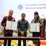 Melalui kerja sama dengan Kementerian Luar Negeri Republik Indonesia (Kemlu), Bank Mandiri memfasilitasi pembuatan rekening menggunakan Kartu Masyarakat Indonesia di Luar Negeri (KMILN) bagi diaspora di luar negeri. Foto: Dok Bank Mandiri