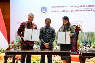 Melalui kerja sama dengan Kementerian Luar Negeri Republik Indonesia (Kemlu), Bank Mandiri memfasilitasi pembuatan rekening menggunakan Kartu Masyarakat Indonesia di Luar Negeri (KMILN) bagi diaspora di luar negeri. Foto: Dok Bank Mandiri