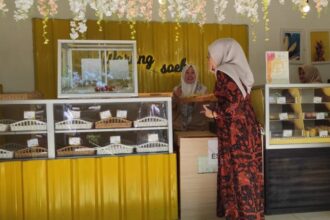 Aktifitas usaha Warung Soeka, bakery favorit di Sumenep. Foto: Dok BRI