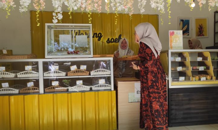 Aktifitas usaha Warung Soeka, bakery favorit di Sumenep. Foto: Dok BRI