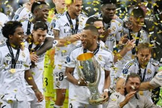 Kylian Mbappe dengan trofi Piala Super UEFA. Foto: Sergei Gapon/AFP