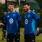 Maarten Paes (kiri) tersenyum bersama mantan kiper Timnas Prancis Hugo Lloris, jelang MLS All Star 2024. (Foto: Instagram @maartenpaes)