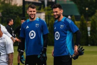 Maarten Paes (kiri) tersenyum bersama mantan kiper Timnas Prancis Hugo Lloris, jelang MLS All Star 2024. (Foto: Instagram @maartenpaes)