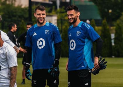 Maarten Paes (kiri) tersenyum bersama mantan kiper Timnas Prancis Hugo Lloris, jelang MLS All Star 2024. (Foto: Instagram @maartenpaes)