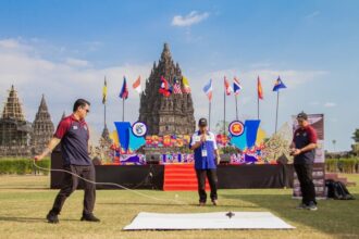 ontingen asal Brunei Darussalam tengah memainkan gasing, olahraga tradisional mereka yang juga dikenal oleh sebagian besar masyarakat Indonesia (foto:dok/deputi3)