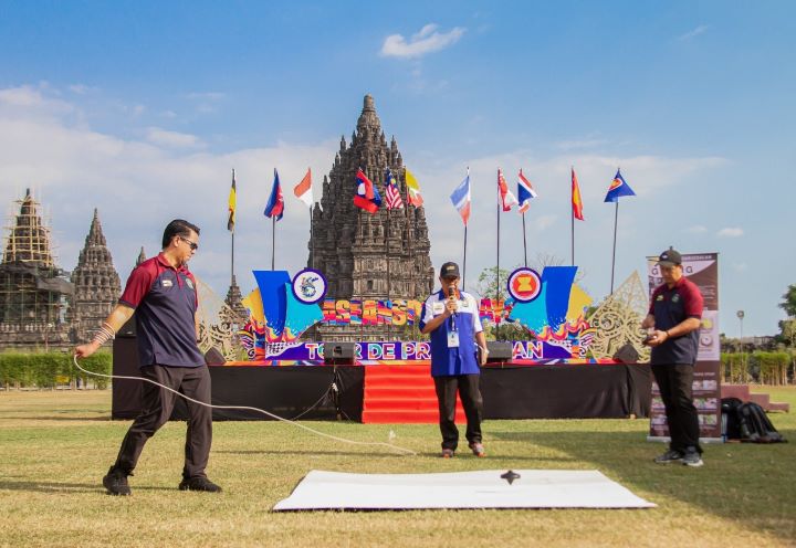 ontingen asal Brunei Darussalam tengah memainkan gasing, olahraga tradisional mereka yang juga dikenal oleh sebagian besar masyarakat Indonesia (foto:dok/deputi3)