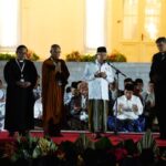 Doa dan Zikir Kebangsaan ditutup dengan doa oleh Wakil Presiden KH Ma'ruf Amin bersama tokoh-tokoh lintas agama. Foto: Kemenag