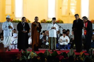 Doa dan Zikir Kebangsaan ditutup dengan doa oleh Wakil Presiden KH Ma'ruf Amin bersama tokoh-tokoh lintas agama. Foto: Kemenag