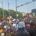 Massa pendemo sudah memenuhi gerbang depan Kompleks MPR/DPR/DPD di Jalan Jenderal Gatot Subroto, Jakarta Pusat, Kamis (22/8/2024). Mereka datang untuk mengawal keputusan Mahkamah Konstitusi. Foto: Tangkapan Layar X Maudy Asmara