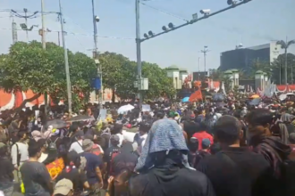 Massa pendemo sudah memenuhi gerbang depan Kompleks MPR/DPR/DPD di Jalan Jenderal Gatot Subroto, Jakarta Pusat, Kamis (22/8/2024). Mereka datang untuk mengawal keputusan Mahkamah Konstitusi. Foto: Tangkapan Layar X Maudy Asmara