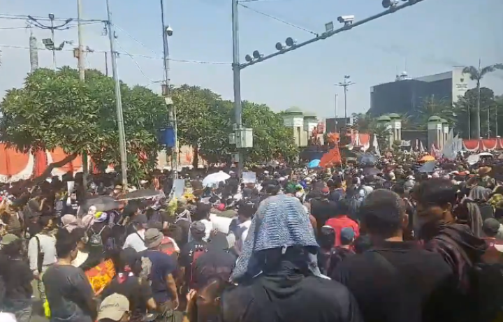 Massa pendemo sudah memenuhi gerbang depan Kompleks MPR/DPR/DPD di Jalan Jenderal Gatot Subroto, Jakarta Pusat, Kamis (22/8/2024). Mereka datang untuk mengawal keputusan Mahkamah Konstitusi. Foto: Tangkapan Layar X Maudy Asmara