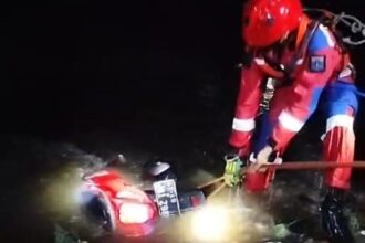 Sejumlah petugas Damkar melakukan evakuasi motor matic yang tercebur di aliran Kali Cipinang di Jalan Kramat Kedondong, Ciracas, Jakarta Timur, Sabtu (3/8/2024) sekitar pukul 20.30 WIB. Foto: Ist