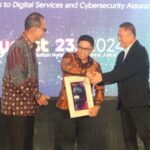 Asuransi BRI Life menerima award sebagai “Best Digital Finance 2024 for Providing Optimum Solutions through Digital Service Innovation” (Category: Life Insurance). Foto: Ist