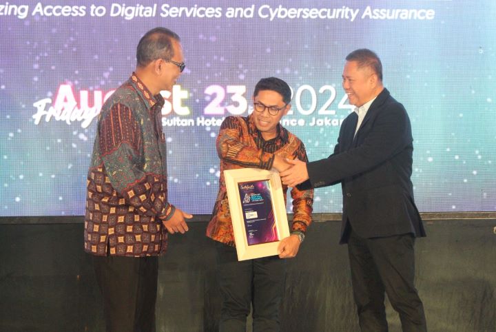 Asuransi BRI Life menerima award sebagai “Best Digital Finance 2024 for Providing Optimum Solutions through Digital Service Innovation” (Category: Life Insurance). Foto: Ist