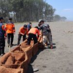 Pemasangan tanggul bronjong sabut kelapa oleh personel BPBD Kabupaten Cilacap dan unsur pentaheliks di Pantai Sodong (27/8/2024). Foto: BPBD Kabupaten Cilacap