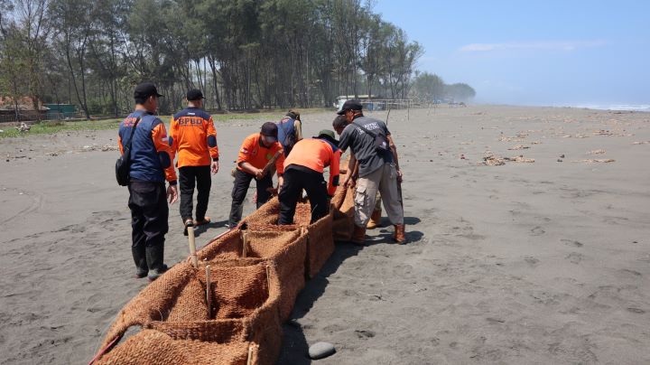 Pemasangan tanggul bronjong sabut kelapa oleh personel BPBD Kabupaten Cilacap dan unsur pentaheliks di Pantai Sodong (27/8/2024). Foto: BPBD Kabupaten Cilacap