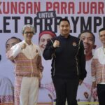 Menpora Dito Ariotedjo menyampaikan apresiasi dan terima kasih kepada desainer Indonesia Didiet Maulana yang berkolaborasi dengan Mills untuk membuat desain kostum kontingen Indonesia yang akan berjuang di Paralimpiade 2024 Paris. Foto:bagus/kemenpora