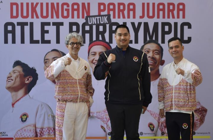 Menpora Dito Ariotedjo menyampaikan apresiasi dan terima kasih kepada desainer Indonesia Didiet Maulana yang berkolaborasi dengan Mills untuk membuat desain kostum kontingen Indonesia yang akan berjuang di Paralimpiade 2024 Paris. Foto:bagus/kemenpora