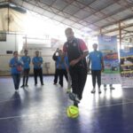 Karo Humas dan Umum Kementerian Pemudan dan Olahraga, Ferry Hadju, didampingi CEO ipol.id, M Solihin dan Wakil Ketua Satgas Anti Hoax PWI, Bernadus Wilson Lumi, melakukan tendangan pertama saat membuka Festival Turnamen Futsal IPOL Cup Ke-2 di Tibi Futsal, Jalan Tanjung Barat Raya No 58, Jagakarsa, Jakarta Selatan, Minggu (11/8/2024). Foto: Tim ipol.id