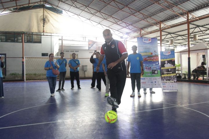 Karo Humas dan Umum Kementerian Pemudan dan Olahraga, Ferry Hadju, didampingi CEO ipol.id, M Solihin dan Wakil Ketua Satgas Anti Hoax PWI, Bernadus Wilson Lumi, melakukan tendangan pertama saat membuka Festival Turnamen Futsal IPOL Cup Ke-2 di Tibi Futsal, Jalan Tanjung Barat Raya No 58, Jagakarsa, Jakarta Selatan, Minggu (11/8/2024). Foto: Tim ipol.id