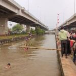 Suasana riuh penonton menyaksikan peserta lomba titian bambu tercebur di aliran Kalimalang dalam lomba diadakan warga RW 04, Cipinang Melayu, Makasar, Jakarta Timur, pada Sabtu (24/8/2024) siang-sore. Foto: Joesvicar Iqbal/ipol.id