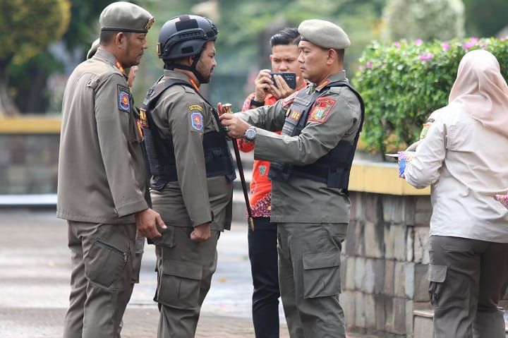 Kepala Satpol (Kasatpol) PP DKI Jakarta, Arifin saat apel kesiapan menjelang razia. (Foto dok Satpol PP)