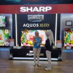 Pelanggan Sharp sedang menikmati ketajaman gambar yang dihadirkan TV Sharp AQUOS XLED seri terbaru.