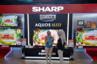 Pelanggan Sharp sedang menikmati ketajaman gambar yang dihadirkan TV Sharp AQUOS XLED seri terbaru.