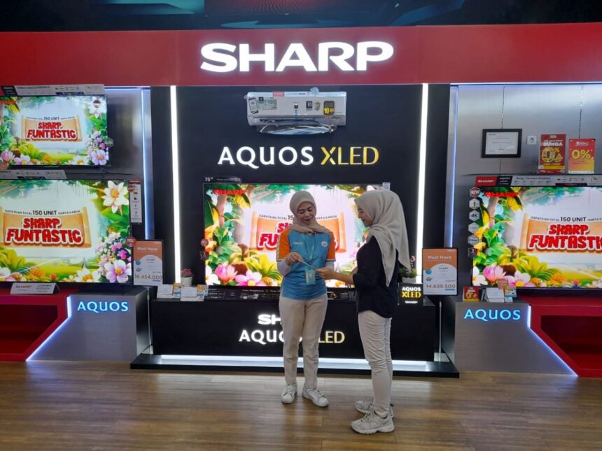 Pelanggan Sharp sedang menikmati ketajaman gambar yang dihadirkan TV Sharp AQUOS XLED seri terbaru.