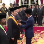 Presiden Joko Widodo (Jokowi) menganugerahkan tanda kehormatan Republik Indonesia kepada 64 tokoh di Istana Negara, Jakarta, Rabu (14/08/2024). Foto: YouTube BPMI Setpres