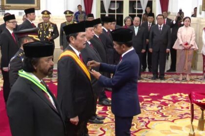 Presiden Joko Widodo (Jokowi) menganugerahkan tanda kehormatan Republik Indonesia kepada 64 tokoh di Istana Negara, Jakarta, Rabu (14/08/2024). Foto: YouTube BPMI Setpres