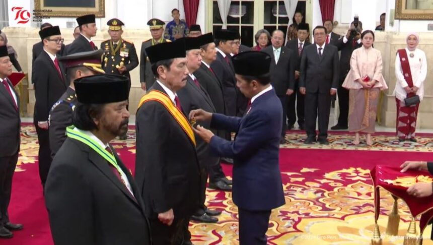 Presiden Joko Widodo (Jokowi) menganugerahkan tanda kehormatan Republik Indonesia kepada 64 tokoh di Istana Negara, Jakarta, Rabu (14/08/2024). Foto: YouTube BPMI Setpres