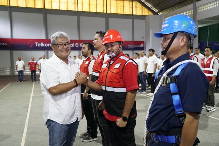 Direktur Network & IT Solution Telkom Herlan Wijanarko memastikan kesiapan 200 personil yang akan bertugas pada pelaksanaan upacara HUT ke-79 RI di IKN. Foto: Telkom Indonesia