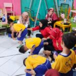 Suasana keseruan puluhan siswa Taman Bacaan Masyarakat (TBM) Mawar, Tangerang Selatan, antusias saat mengikuti perlombaan 17 Agustusan digelar panitia, Selasa (13/8/2024). Foto: Joesvicar Iqbal/ipol.id