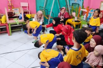 Suasana keseruan puluhan siswa Taman Bacaan Masyarakat (TBM) Mawar, Tangerang Selatan, antusias saat mengikuti perlombaan 17 Agustusan digelar panitia, Selasa (13/8/2024). Foto: Joesvicar Iqbal/ipol.id