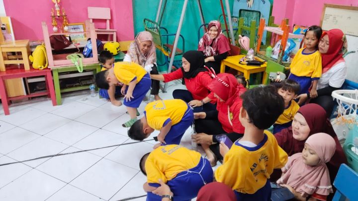 Suasana keseruan puluhan siswa Taman Bacaan Masyarakat (TBM) Mawar, Tangerang Selatan, antusias saat mengikuti perlombaan 17 Agustusan digelar panitia, Selasa (13/8/2024). Foto: Joesvicar Iqbal/ipol.id