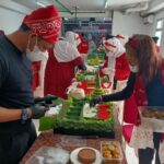 Suasana keseruan warga 14 tower Apartemen Kalibata City, Pancoran, Jakarta Selatan, semangat mengikuti lomba 17 Agustusan menghias tumpeng, pada Kamis (15/8/2024) siang. Foto: Joesvicar Iqbal/ipol.id