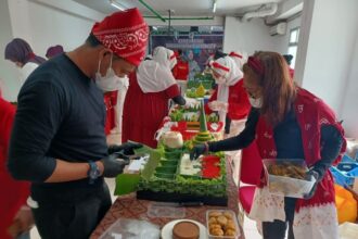 Suasana keseruan warga 14 tower Apartemen Kalibata City, Pancoran, Jakarta Selatan, semangat mengikuti lomba 17 Agustusan menghias tumpeng, pada Kamis (15/8/2024) siang. Foto: Joesvicar Iqbal/ipol.id