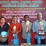 Kepala Pasar Rawa Bening, Achmad Subhan (pojok kanan) dan Ketua Panitia, Afandi Hakim bersama para pemenang turnamen catur yakni Amin dari toko Nas Stone meraih juara 1, juara 2 disabet Iqbal Bahadur dari toko Bahadur, dan juara 3, Rudi dari toko Sukabumi di Pasar Rawa Bening, Kecamatan Jatinegara, Jakarta Timur, Senin (26/8/2024). Foto: Ist