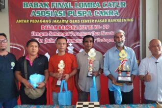 Kepala Pasar Rawa Bening, Achmad Subhan (pojok kanan) dan Ketua Panitia, Afandi Hakim bersama para pemenang turnamen catur yakni Amin dari toko Nas Stone meraih juara 1, juara 2 disabet Iqbal Bahadur dari toko Bahadur, dan juara 3, Rudi dari toko Sukabumi di Pasar Rawa Bening, Kecamatan Jatinegara, Jakarta Timur, Senin (26/8/2024). Foto: Ist