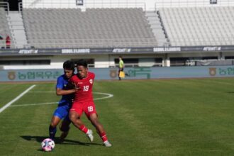 Dony Tri Pamungkas, dan kawan-kawan awalnya sudah terlihat kewalahan melawan Thailand U-20. Sebab pasukan Indra Sjafri itu terus ditekan setiap kali memegang bola.