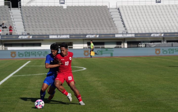 Dony Tri Pamungkas, dan kawan-kawan awalnya sudah terlihat kewalahan melawan Thailand U-20. Sebab pasukan Indra Sjafri itu terus ditekan setiap kali memegang bola.